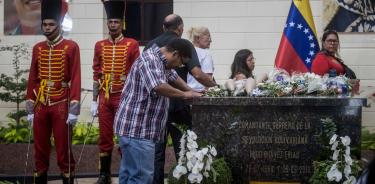 Venezolanon rinden homenaje este martes ante la tumba de Hugo Chávez, en el Cuartel de la Montaña en Caracas, en el once aniversario de su muerte