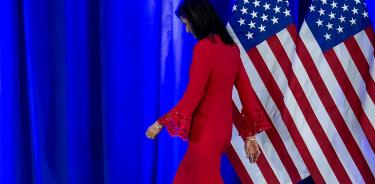 Nikki Haley abandona el escenario tras anunciar la suspensión de su campaña presidencial en Daniel Island, Charleston