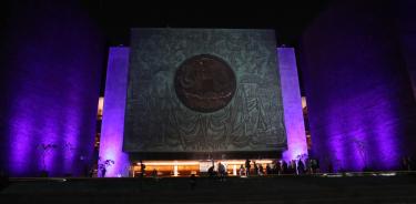 El frontispicio de la Cámara de Diputados se iluminó de morado en conmemoración del Día Internacional de la Mujer.