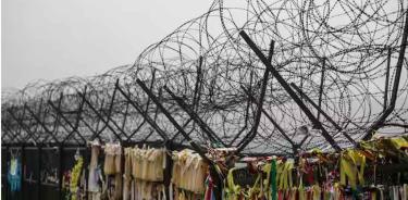Cintas de oración adheridas a una valla de alambre de púas cerca de la frontera entre Corea del Norte y Corea del Sur