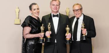 Emma Thomas, Christopher Nolan y Charles Roven con su premio a Mejor Película.