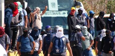 Estudiantes de la Normal Rural de Ayotzinapa se apoderaron de cinco vehículos en el Parador de Marqués, luego de cerrar la circulación dentro de la jornada de protestas que impulsan para exigir justicia por el asesinato de compañero