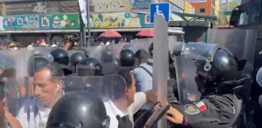 Policías arremeten contra débiles visuales que se manifestaban en la avenida Arcos de Belén