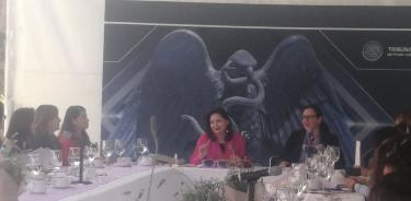 Mónica Soto, magistrada presidenta del Tribunal Electoral, en un encuentro con mujeres representantes de los medios de comunicación.