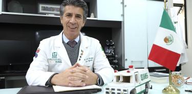 El doctor Enrique López Aguilar, titular de la Coordinación de Atención Oncológica del IMSS, señaló que 2,200 niñas, niños y adolescentes con cáncer reciben tratamientos en dichos centros