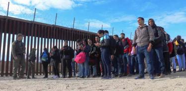 Inmigrantes en la frontera de México con Estados Unidos