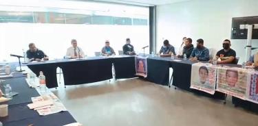Reunión de familiares de normalistas de Ayotzinapa con Rcardo Monreal en el Senado