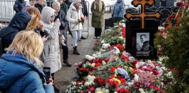 Rusos depositando flores en la tumba de Navalni