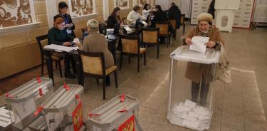 Una ciudadana rusa vota durante las elecciones presidenciales en Moscú, este viernes.