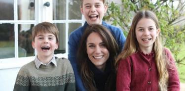 La foto retocada de Kate Middleton con sus tres hijos