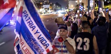 Cubanos se manifiestan en Miami en apoyo a sus compatriotas que el domingo desafiaron al régimen y protestaron por la crisis en Santiago de Cuba
