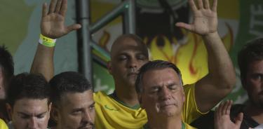 El expresidente de Brasil, Jair Bolsonaro, reza junto a sus colaboradores