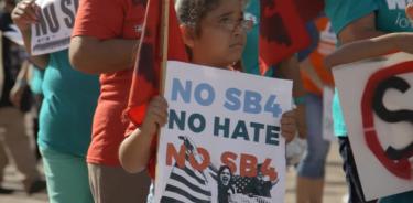 Manifestantes contra la entrada en vigor de la Ley SB4, que convierte en sospechosos a millones de hispanos em Texas