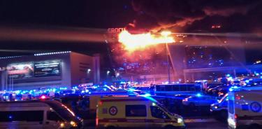 Ataque en Moscú en una sala de conciertos; hubo un incendio y hombres armados dispararon contra el público