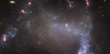Esta imagen del Telescopio Espacial Hubble de NASA/ESA muestra la galaxia irregular UGC 5829.
