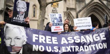 Seguidores de Assange se manifiestan a las puertas de la Real Corte de Justicia de Inglaterra, en Londres