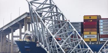El portacontenedores encallado entre el amasijo de acero del puente de Baltimore