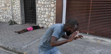 Cadáver sin levantar en una calle de Puerto Principe, una escena que se ha convertido en habitual en la capital de Haití