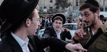Ultraortodoxo se enfrenta a un soldado israelí durante una protesta contra el servicio militar obligatorio para los estudiantes de la Torá