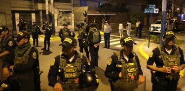 Policías bloquean la calle y rodean la vivienda en Lima de la presidenta de Péru, Dina Boluarte