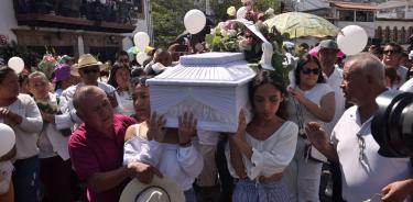 Familiares y habitantes de Taxco se dspidieron de la pequeña Camila/