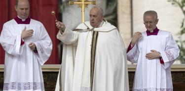 El Papa Francisco dirige la misa de Pascua en la Plaza de San Pedro, Ciudad del Vaticano, este domingo