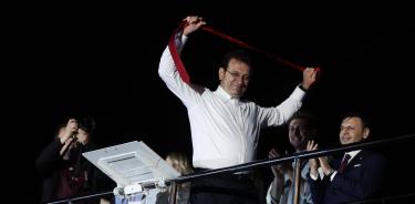 Ekrem Imamoglu saluda a sus seguidores mientras celebran después del cierre de las urnas en Estambul