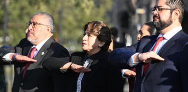 Como suele hacerlo el primer lunes de cada mes, este lunes, la gobernadora del Estado de México, Delfina Gómez Álvarez, encabezó la ceremonia de izamiento de bandera