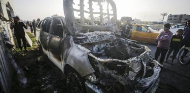 El automóvil destruido de la ONG World Central Kitchen en el sur de la Franja de Gaza