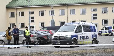 Agentes de la policía en el lugar del tiroteo en una escuela en Vantaa, Finlandia