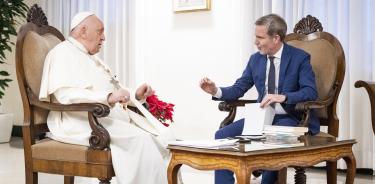 Papa Francisco conversa con el periodista español Javier Martínez-Brocal