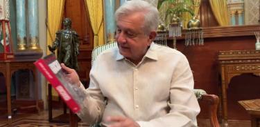 El presidente Andrés Manuel López Obrador, con libro en mano, agradeció que el Tribunal Electoral garantizará su derecho animal.