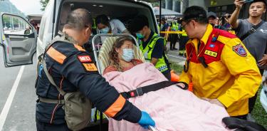 Una mujer es trasladada a una ambulancia tras ser rescatada del Parque Nacional Taroko, tras el terremoto en Taiwán