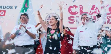 La candidata presidencial, Claudia Sheinbaum en un mitin en Fresnillo, Zacatecas, acompañada de los hermanos Ricardo y Saúl Monreal, senador y candidato a senador, respectivamente