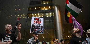 La gente asiste a una manifestación pro-palestina para protestar por la muerte de trabajadores humanitarios y civiles en Sydney