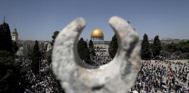 Unos 120.000 fieles musulmanes acudieron a la mezquita de Al Aqsa de Jerusalén al rezo del último viernes de este Ramadán