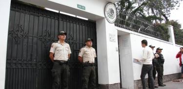 Oficiales ecuatorianos vigilan los acceso de la Embajada de México en Quito/