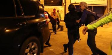 El encargado de la embajada es sometido por la policía ecuatoriana