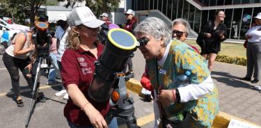 Integrantes de la Sociedad Astronómica de la ESIA Unidad Ticomán orientaron a las y los visitantes sobre el uso de los telescopios del planetario para la observación del eclipse.