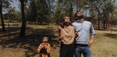 Jorge Álvarez Máynez, candidato presidencial de MC junto a su esposa e hijo en Chapultepec para ver el eclipse de Sol.