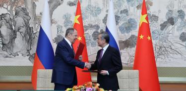El Ministro de Relaciones Exteriores de China, Wang Yi, se reúne con su homólogo ruso, Sergey Lavrov, en Beijing, China.
