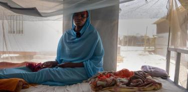 Una refugiada sudanés de Drafur descansa en una cama en el hospital instalado por la ONG Médicos Sin Fronteras (MSF) en el campo de refugiados de Metche