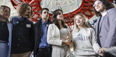 Jóvenes activistas climáticos portugueses dan declaraciones a la prensa ante el tribunal, durante la sentencia en un caso contra diferentes países europeos acusados ​​de inacción climática