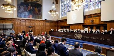 Vista general de la sala de sesiones de la Corte Internacional de Justicia, con sede en La Haya (Países Bajos), con los jueces frente a los representantes de Nicaragua y Alemania
