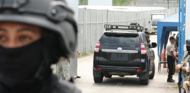 Vehículos que acompaban el traslado del exvicepresidente Jorgue Glas ingresan a la cárcel La Roca, este sábado en Guayaquil (Ecuador).