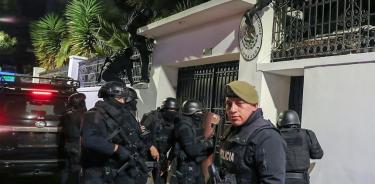 Policías ecuatorianos, como delincuentes, traparon la barda para invadir la Embajada de Mèxico en Quito/