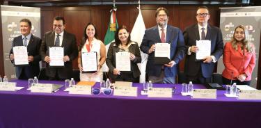 La magistrada presidenta del TEPJF, Mónica Soto, firmó un convenio de colaboración para maestrías a los abagodos de México.