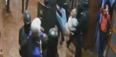 Captura de video del momento en que los policías ecuatorianos saca maniatado y presuntamente golpeado al exvicepresidente Jorge Glas de la embajada de México en Quito