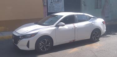 Dentro de este vehículo Nissan Sentra fue atacado a balazos el chofer del director de Comunicación Social del Tribunal Electoral.