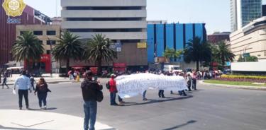 Manifestantes de Guerrero piden soluciones en la CDMX, bloquearon Reforma y Rosales.
